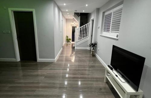 Rushmoor District Casa | Stylish 6-Bed Retreat with Parking and Jacuzzi