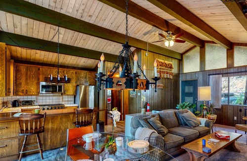 Crestline Chalet De Esquí | Stylish '70s-era chalet