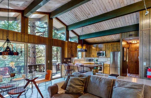 Crestline Chalet De Esquí | Stylish '70s-era chalet