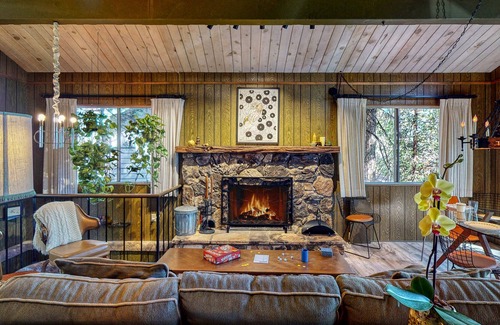 Crestline Chalet De Esquí | Stylish '70s-era chalet