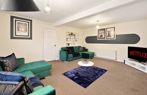 Belluton Casa | Stylish Abode with Games Room
