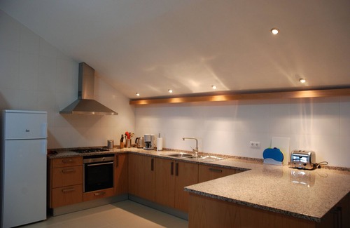 Penela Apartamento | Alojamiento elegante con impresionantes vistas, piscina privada, viñedo.