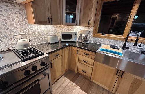 Montague Cabina | Stylish Adult Log Cabin Retreat with pool, generator, multiple fireplaces