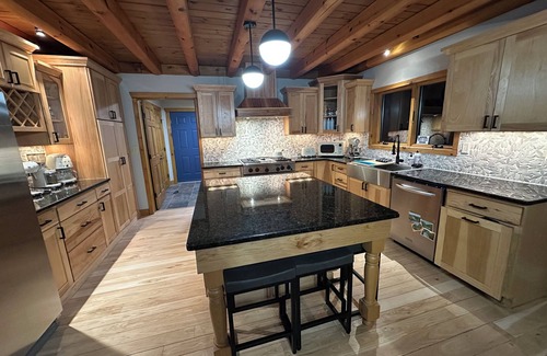 Montague Cabina | Stylish Adult Log Cabin Retreat with pool, generator, multiple fireplaces