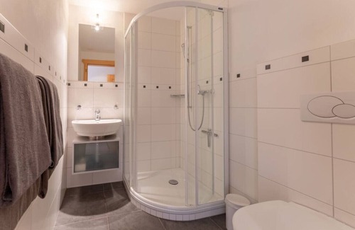 Rougemont Apartamento | Stylish Alps apartment near Rougemont Village with mountain views.
