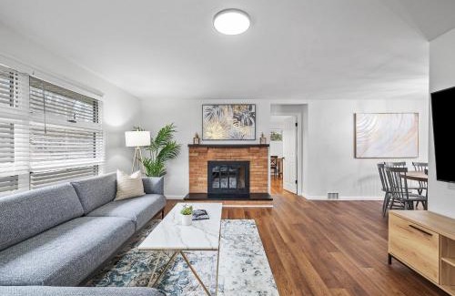 Wexford Casa | Stylish and Accessible Six Bedroom Home in Wexford/Pittsburg With Kids Amenities