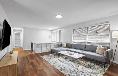 Wexford Casa | Stylish and Accessible Six Bedroom Home in Wexford/Pittsburg With Kids Amenities