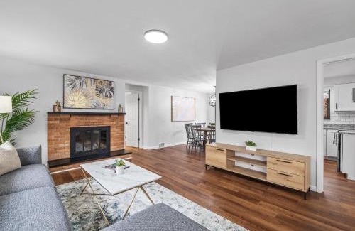 Wexford Casa | Stylish and Accessible Six Bedroom Home in Wexford/Pittsburg With Kids Amenities