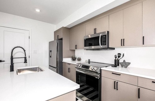 Petworth Cama Y Desayuno | Stylish and Bright 2BR Unit in DC