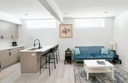 Petworth Cama Y Desayuno | Stylish and Bright 2BR Unit in DC