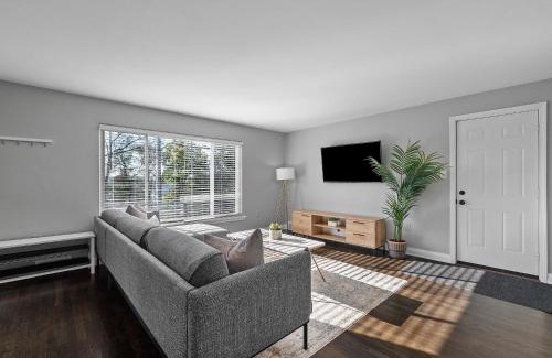 Millvale Casa | Stylish and Bright 3Bd Home, Amazing Deck, Game Room, Free Parking
