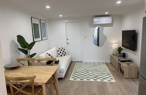 Dee Why Apartamento | Stylish and central 2 Bedroom Granny Flat walk to beach and cafes