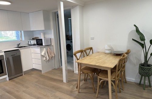 Dee Why Apartamento | Stylish and central 2 Bedroom Granny Flat walk to beach and cafes