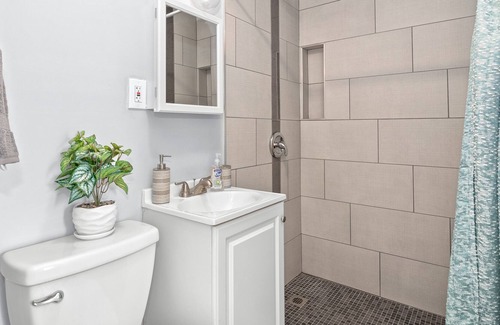 Lincoln Park Casa | Stylish and Cozy Home | Pet Friendly