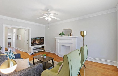 Boystown Apartamento | Stylish and Expansive 2BR Apt with Balcony - Buckingham 3