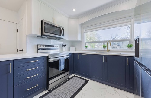 West Oakville Casa | Stylish, and Fully Renovated Bungalow Retreat