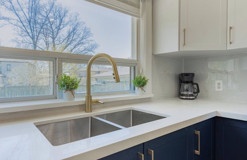 West Oakville Casa | Stylish, and Fully Renovated Bungalow Retreat