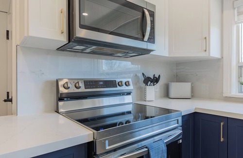 West Oakville Casa | Stylish, and Fully Renovated Bungalow Retreat