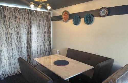 Handsworth Casa | Stylish and Large 3 bed house, private parking on premise, with conservatory close to KFC, McDonalds, ALDI and ASDA