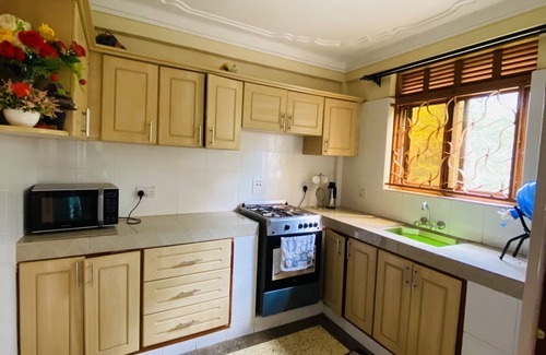 Jinja Casa | Stylish and spacious apartment less than 10 minutes walk from town center.