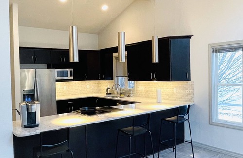 Champaign Casa | Stylish and Spacious 3b2b Smart Ranch Home near UIUC