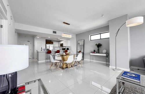 Bay Harbor Islands Apartamento | Stylish and Spacious 2BD Terrace Apt | Balcony, Kitchen and Daily Housekeeping