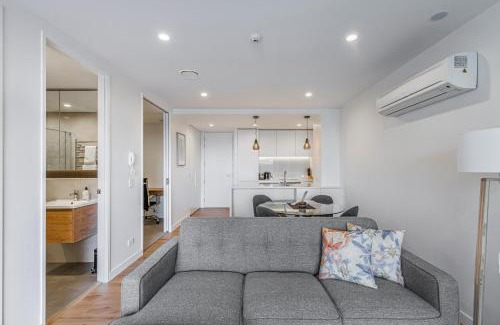 Eden Terrace Apartamento | Stylish Ap and Balcony Full Amenities Zodiak Stays