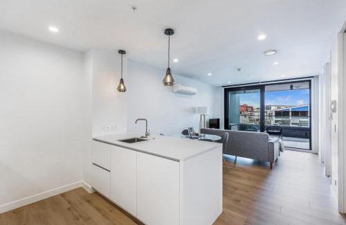 Eden Terrace Apartamento | Stylish Ap and Balcony Full Amenities Zodiak Stays