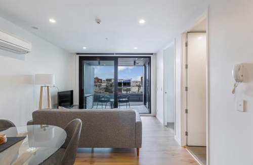 Eden Terrace Apartamento | Stylish Ap and Balcony Full Amenities Zodiak Stays