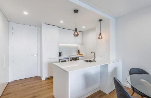 Eden Terrace Apartamento | Stylish Ap and Balcony Full Amenities Zodiak Stays