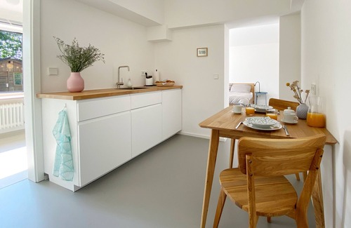 Wolfratshausen Apartamento | Apartamento moderno con linda cabaña y jardín