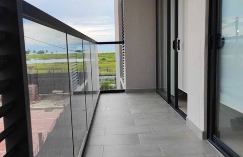 Pozos Colorados Apartamento | Apartamento elegante en ubicación frente al mar con impresionantes vistas