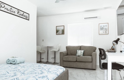 Parkside Apartamento | Beautiful studio remodeled 6 min from beach.