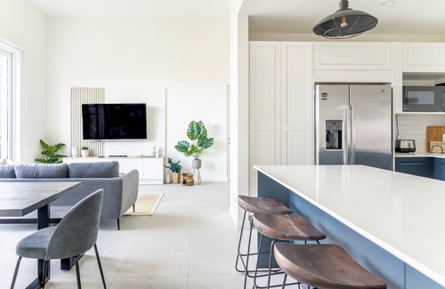 Escazú Apartamento | Stylish Apartment w/ Workspace, Pool & Gym