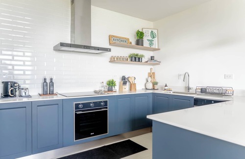 Escazú Apartamento | Stylish Apartment w/ Workspace, Pool & Gym