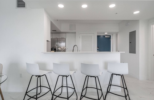 Parkside Apartamento | Stylish Apartment with Pool-Gym-Parking and Balcony - 5 Min to Hollywood Beach!