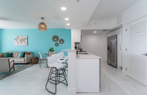 Parkside Apartamento | Stylish Apartment with Pool-Gym-Parking and Balcony - 5 Min to Hollywood Beach!