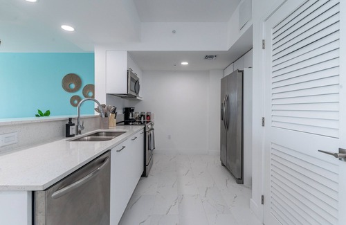 Parkside Apartamento | Stylish Apartment with Pool-Gym-Parking and Balcony - 5 Min to Hollywood Beach!