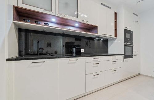 Gasperich Apartamento | Stylish Apt with Balcony WiFi & Free Parking