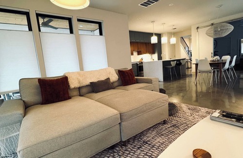 Highland Casa | Stylish Austin Home of a Local Creative Entrepreneur – Pet-Friendly!