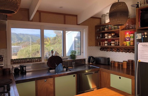 Waikanae Casa | Stylish Bach With hot tub and Island Views - Bali Hai