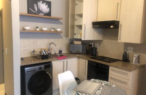 Lone Hill Apartamento | Stylish Bachelor Pad in the Heart of Fourways