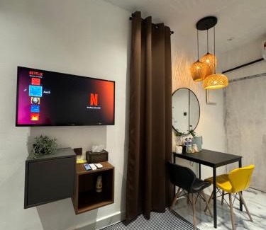 Central Seberang Perai Casa | Stylish Balinimo Guest room - King Bed, Free Netflix, Prime & Wi-Fi Near Bukit Mertajam