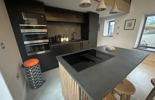 Carmarthen Cabaña | Stylish barn conversion, sleeps 5, with hot tub