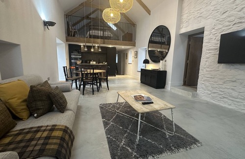 Carmarthen Cabaña | Stylish barn conversion, sleeps 5, with hot tub