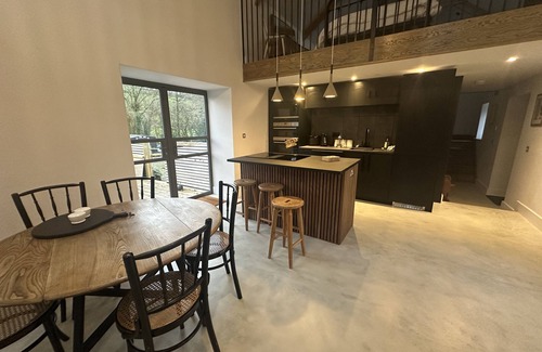 Carmarthen Cabaña | Stylish barn conversion, sleeps 5, with hot tub