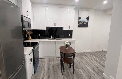 Southeast Calgary Apartamento | Stylish Basement Suite w/Private Entry & Workspace
