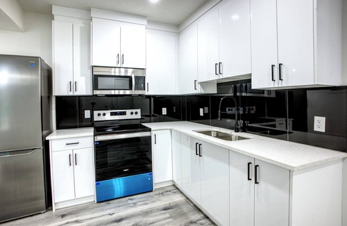 Southeast Calgary Apartamento | Stylish Basement Suite w/Private Entry & Workspace