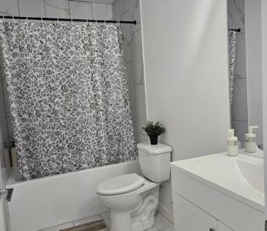 Southwest Edmonton Apartamento | Stylish Basement Suite Near Airport, Trails & Dining