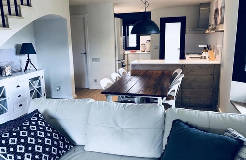 Cubelles Casa | Stylish Beach House 600m to sea